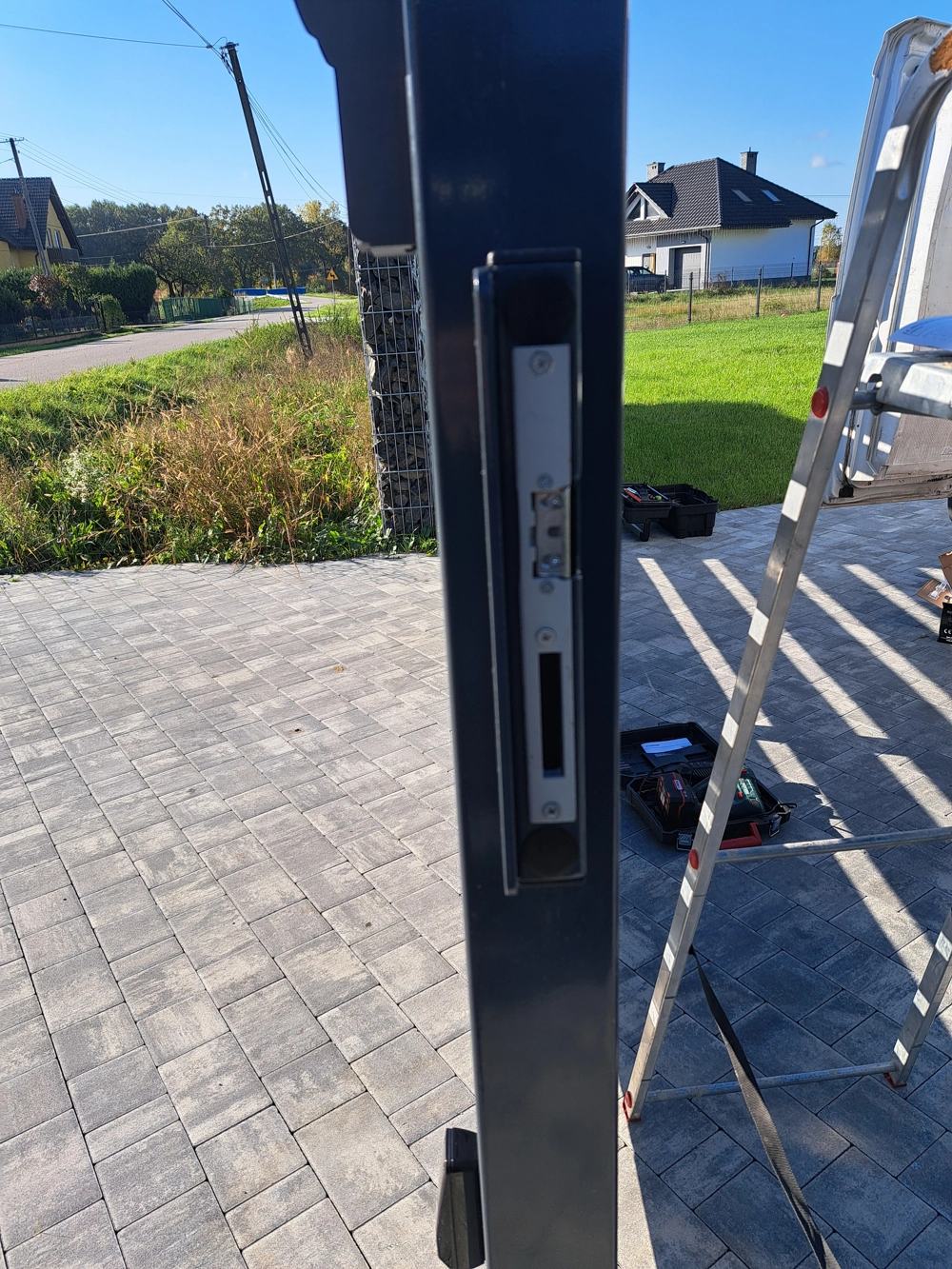 Montaż zamka elektrycznego w słupku bramy skrzydłowej