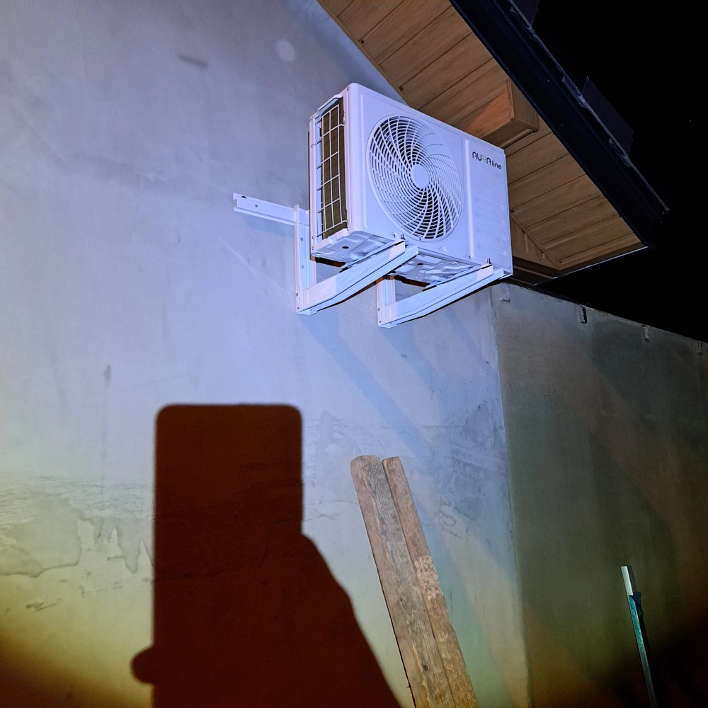 Jednostka zewnętrzna klimatyzacji zamontowana na uchwycie ściennym