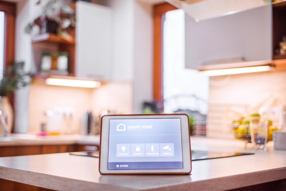 Tablet na kuchennym blacie z panelem sterowania Smart Home do oświetlenia, zabezpieczeń i regulacji temperatury