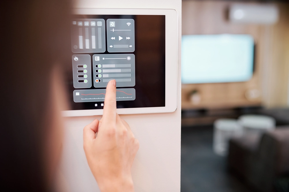 Panel Smart Home na ścianie z dotykowym sterowaniem oświetleniem i temperaturą