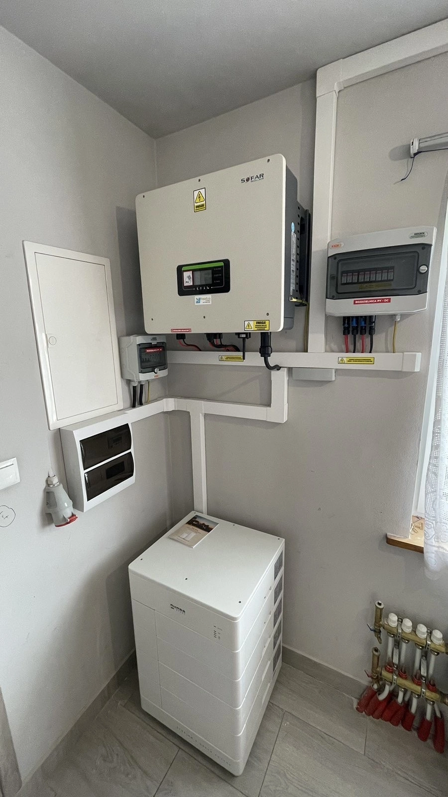 Magazyny energii z falownikiem i rozdzielnią elektryczną zamontowane w pomieszczeniu technicznym