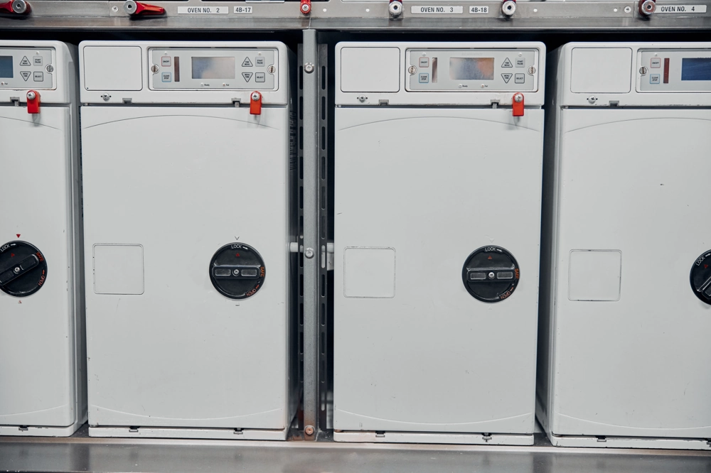 Szafki sterownicze z zamkami i wyświetlaczami – instalacje elektryczne