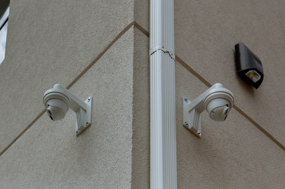 Kamery monitoringu zamontowane na rogu elewacji budynku